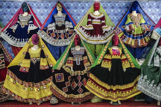 Saya tidak mau begitu saja menutup wajah maneken dengan plastik atau benda jelek lainnya karena akan merusak keindahan jendela toko, kata Bashir.  Untuk menyiasatinya, ia lantas menggunakan kain berbahan senada dengan pakaian yang dipajang untuk menutup wajah maneken. Lain lagi dengan Hakim yang justru mengandalkan bungkus makanan berbahan aluminium. (Foto: AP Photo/Ebrahim Noroozi)