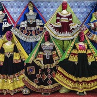 Saya tidak mau begitu saja menutup wajah maneken dengan plastik atau benda jelek lainnya karena akan merusak keindahan jendela toko, kata Bashir.  Untuk menyiasatinya, ia lantas menggunakan kain berbahan senada dengan pakaian yang dipajang untuk menutup wajah maneken. Lain lagi dengan Hakim yang justru mengandalkan bungkus makanan berbahan aluminium. (Foto: AP Photo/Ebrahim Noroozi)