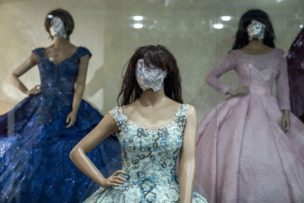 Las cabezas de los maniquíes están cubiertas en una tienda de novias en Kabul, Afganistán, el lunes 2 de diciembre de 2019.  26 de febrero de 2022. Bajo el régimen talibán, se ve a mujeres en tiendas de ropa en Kabul, la capital afgana, con la cabeza cubierta en sacos de tela o envueltas en bolsas de plástico negras.  Los maniquíes con capucha son un símbolo del gobierno puritano de los talibanes en Afganistán (AP Photo/Ibrahim Norouzi)