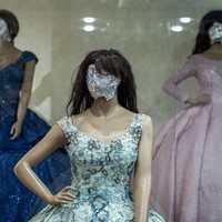 Efek mengilap dari lembaran tipis tersebut diyakininya dapat menarik perhatian orang yang lewat di depan tokonya. Saya ingin mencoba memanfaatkan situasi ini sehingga maneken saya terlihat lebih atraktif dari biasanya, ujar Hakim. (Foto: AP Photo/Ebrahim Noroozi)