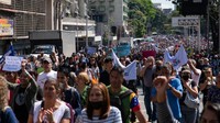 Para demonstran melakukan aksi turun ke jalan di Caracas, Venezuela, Senin (16/1/2023). Gaby Oraa/Getty Images