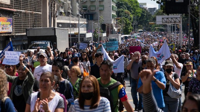 Massa Guru di Venezuela Turun ke Jalan Tuntut Kenaikan Gaji Guru hingga pensiunan di Venezuela menggelar unjuk rasa. Mereka memprotes untuk menaikan gaji dan pensiunan yang lebih tinggi.