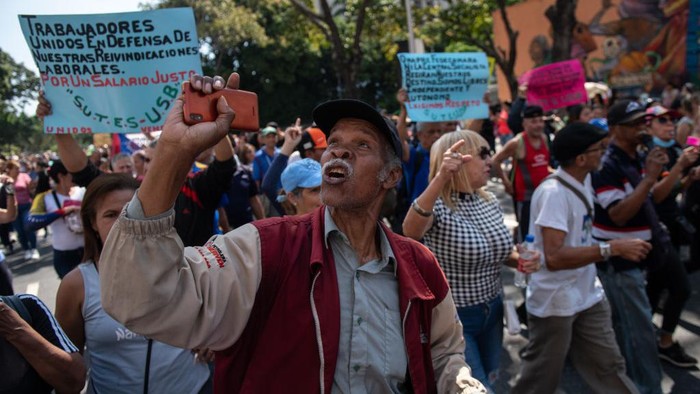 Massa Guru di Venezuela Turun ke Jalan Tuntut Kenaikan Gaji Guru hingga pensiunan di Venezuela menggelar unjuk rasa. Mereka memprotes untuk menaikan gaji dan pensiunan yang lebih tinggi.