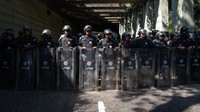 Aksi ini dikawal oleh aparat kepolisian. Gaby Oraa/Getty Images