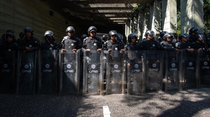 Guru hingga pensiunan di Venezuela menggelar unjuk rasa. Mereka memprotes untuk menaikan gaji dan pensiunan yang lebih tinggi.