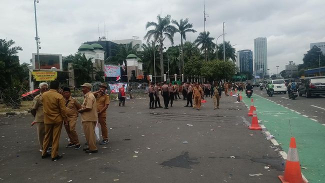Massa kepala desa (kades) yang berunjuk rasa menuntut revisi UU Desa dan 9 tahun masa jabatan, meninggalkan depan gedung DPR RI, usai tuntutannya diterima, Selasa (17/1/2023).