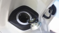 Lubang tangki pengisian bahan bakar berada dekat smart keyless.  