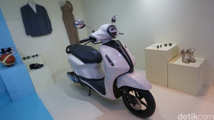 PT Yamaha Indonesia Motor Manufacturing (YIMM) merilis motor classy terbaru, Grand Filano Hybrid Connected di St Regis Hotel, Kuningan, Jakarta Selatan, Selasa (17/1/2023). Grand Filano Hybrid Connected menawarkan desain skutik retro kekinian. Skutik ini hadir dengan konsep premium fashion yang mengingatkan kita dengan skuter-skuter besutan Italia.