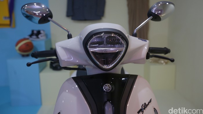 Melihat Detail Yamaha Grand Filano Hybrid Connected PT Yamaha Indonesia Motor Manufacturing (YIMM) merilis motor classy terbaru, Grand Filano Hybrid Connected di St Regis Hotel, Kuningan, Jakarta Selatan, Selasa (17/1/2023). Grand Filano Hybrid Connected menawarkan desain skutik retro kekinian. Skutik ini hadir dengan konsep premium fashion yang mengingatkan kita dengan skuter-skuter besutan Italia.