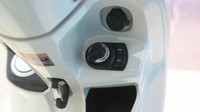 Soket pengisian daya ponsel, start stop system (SSS), serta smart keyless.