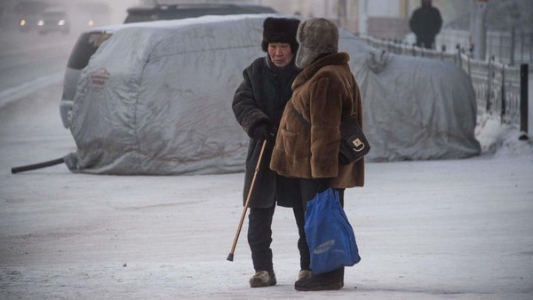 Dua orang lansia berbicara di sebuah jalan di pusat kota Yakutsk. Melansir CNN, Selasa (17/1/2023), jika ingin merasakan dinginnya musim dingin yang benar-benar dingin, traveler harus ke Kota Yakutsk, Rusia. Suhu di kota terdingin di dunia itu pada awal 2023 ini telah turun hingga minus 50 derajat Celcius (minus 58 derajat Fahrenheit). Mladen Antonov/Getty Images
