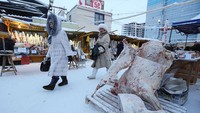 Warga berbelanja di pasar Krestyansky. Kota Yakutsk atau Yakutia adalah rumah bagi kurang dari 1 juta penduduk. Musim dingin Yakutsk bisa sangat ekstrim, bahkan menurut standar Rusia. Andrey Rudakov/Getty Images