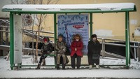 Warga menunggu di bawah halte dengan menggunakan jaket tebal. Dalam catatan detikcom, musim dingin Yakutsk yang terletak di Republik Sakha dimulai dari Oktober sampai April bersuhu sekitar -30° hingga -40°C, dan dapat turun sampai -70°C. Mladen Antonov/Getty Images