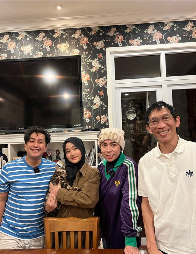 Pada foto terbaru yang diunggah di Instagram, terlihat wajah Melly Goeslaw semakin kecil dan tirus. Perubahannya itu membuat netizen pangling. “Beda bgt,kaya bukan teteh,” tulis salah satu netizen. Foto: Instagram/@melly_goeslaw