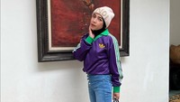 Melly Goeslaw tak bisa makan banyak karena kondisi lambungnya, tapi keinginan untuk mencicipi makanan lain selalu muncul. Foto: Instagram/@melly_goeslaw