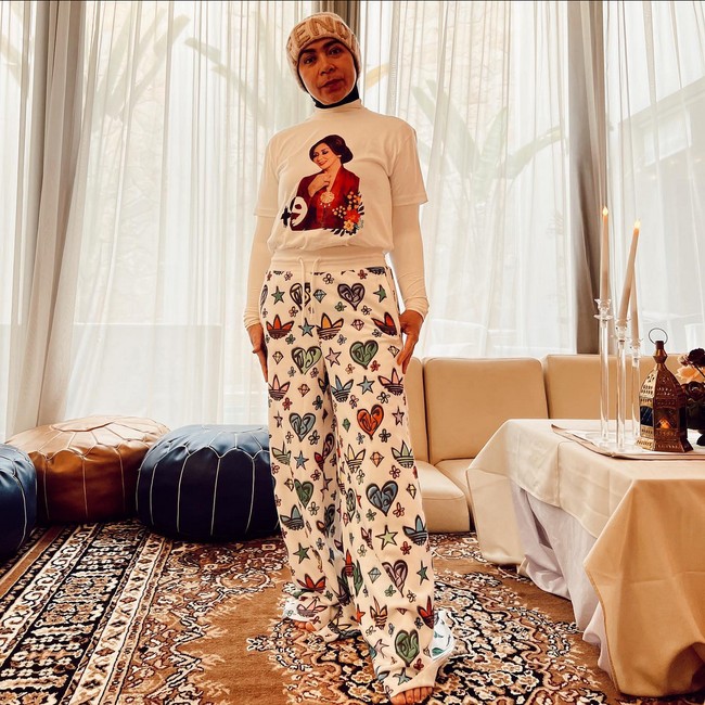 “Walaupun pantat jadi sedikit lebih tepos tp besyukur banget udah gak diabetes lagi, sehat sehat sehat,” kata Melly Goeslaw. Foto: Instagram/@melly_goeslaw