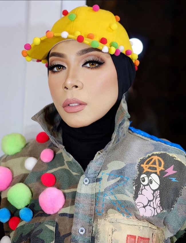 Ternyata tak semua netizen senang dengan perubahan tubuh Melly Goeslaw. Tidak sedikit yang menilai kalau dia terlalu kurus. “Teh mely cantikann ndutts... Lebih keliatan segerrr.... Klo skrg terlalu kurus... Jgn dikurusin lg…..” komentar netizen. Foto: Instagram/@melly_goeslaw