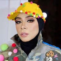Ternyata tak semua netizen senang dengan perubahan tubuh Melly Goeslaw. Tidak sedikit yang menilai kalau dia terlalu kurus. “Teh mely cantikann ndutts... Lebih keliatan segerrr.... Klo skrg terlalu kurus... Jgn dikurusin lg…..” komentar netizen. Foto: Instagram/@melly_goeslaw