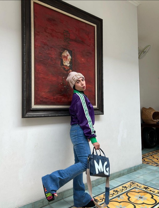 Ada pula netizen yang menyebut wajahnya terlihat lebih tua. “Salfok sampe ngezoom layar, mau mastiin itu teh mely apa bukan. Mungkin krn belun terbiasa dgn look yg skrg, jd msh terlihat lebih tua dn pucat.” Foto: Instagram/@melly_goeslaw