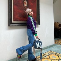 Ada pula netizen yang menyebut wajahnya terlihat lebih tua. “Salfok sampe ngezoom layar, mau mastiin itu teh mely apa bukan. Mungkin krn belun terbiasa dgn look yg skrg, jd msh terlihat lebih tua dn pucat.” Foto: Instagram/@melly_goeslaw