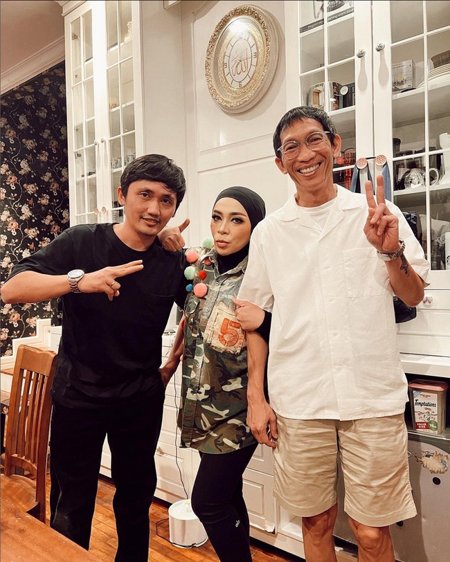 Melly Goeslaw tampaknya tak terganggu dengan kritikan yang dialamatkan padanya. Sebab setelah mengubah pola makan dan gaya hidup, dia merasa lebih sehat meskipun bertubuh kurus. Foto: Instagram/@melly_goeslaw