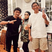 Melly Goeslaw tampaknya tak terganggu dengan kritikan yang dialamatkan padanya. Sebab setelah mengubah pola makan dan gaya hidup, dia merasa lebih sehat meskipun bertubuh kurus. Foto: Instagram/@melly_goeslaw