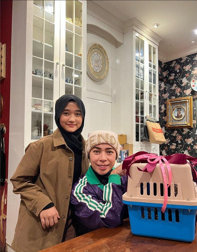 Perjalanan panjang demi mencapai tubuh ideal kerap dibagikan musisi 49 tahun ini di media sosial. Kini penampilan terbarunya menuai perhatian netizen. Foto: Instagram/@melly_goeslaw