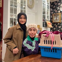 Perjalanan panjang demi mencapai tubuh ideal kerap dibagikan musisi 49 tahun ini di media sosial. Kini penampilan terbarunya menuai perhatian netizen. Foto: Instagram/@melly_goeslaw