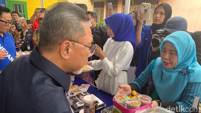 Mendag Zulhas saat mengunjungi pelaku UMKM di Binjai. (Kartika Sari/detikSumut)