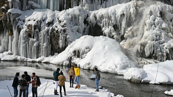 Turis terlihat asyik berfoto dengan latar belakang air terjun yang membeku. Hujan salju di Kashmir telah menyebabkan banyak turis masuk ke lembah, terutama di Drang di Gulmarg. Turis terlihat asyik berfoto dengan latar belakang air terjun yang membeku. Hujan salju di Kashmir telah menyebabkan banyak turis masuk ke lembah, terutama di Drang di Gulmarg.