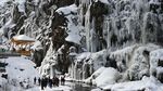 Menikmati Wisata Air Terjun Membeku di India