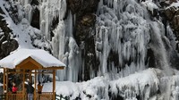 Air terjun Drang yang terkenal di sebelah Gulmarg benar-benar membeku karena suhu minus.  