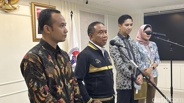 Ketua Panitia Pelaksana FIBA World Cup 2023 Budisatrio Djiwandono usai melaporkan progres persiapan kepada Menpora Zainudin Amali di Lantai 10 Kemenpora, pada Selasa (17/1/2023).