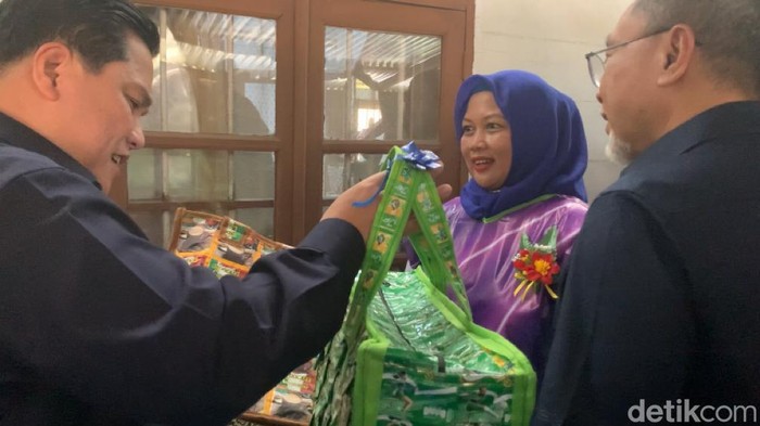 Menteri BUMN Erick Thohir dan Mendag Zulkifli Hasan menyapa pelaku UMKM di Binjai, Sumut.