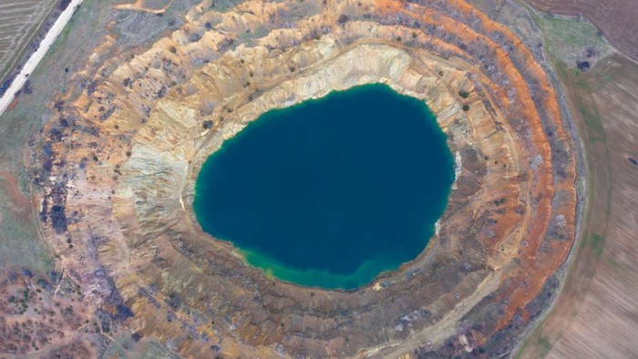 Meski Terbengkalai, Tambang Tembaga Ini Jadi Daya Tarik Fotografer Lho Tambang tembaga ini berada di Bulgaria. Meski terbengkalai, Tambang ini menjadi daya tarik turis karena keindahan serta warna airnya yang tidak biasa.