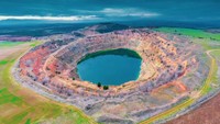 Warna airnya disebabkan oleh banyaknya logam tembaga di dalamnya.