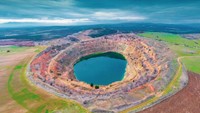 Pemandangan udara memperlihatkan tambang tembaga yang terbengkalai di dekat desa Tsar Asen sekitar 160 km (100 mil) timur ibukota Bulgaria Sofia pada ketinggian sekitar 300 m di atas permukaan laut.