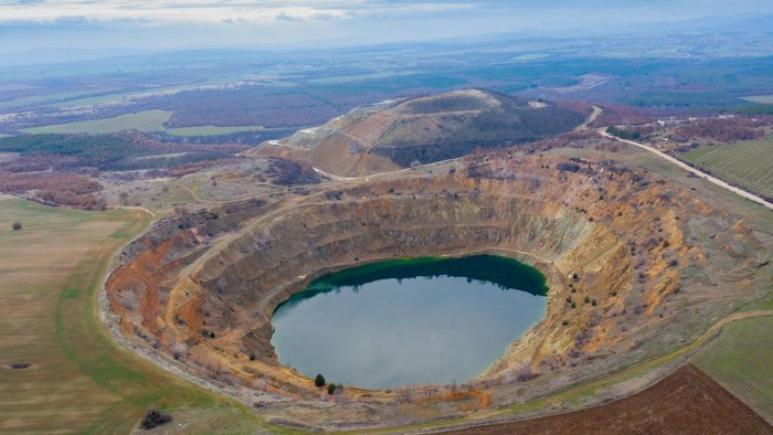 Meski Terbengkalai, Tambang Tembaga Ini Jadi Daya Tarik Fotografer Lho Tambang tembaga ini berada di Bulgaria. Meski terbengkalai, Tambang ini menjadi daya tarik turis karena keindahan serta warna airnya yang tidak biasa.