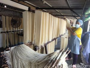 Mengintip Produksi Mi Panjang Umur yang Dipercaya Lancarkan Rezeki