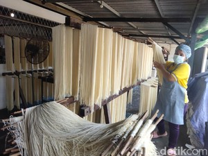 Mengintip Produksi Mi Panjang Umur yang Dipercaya Lancarkan Rezeki