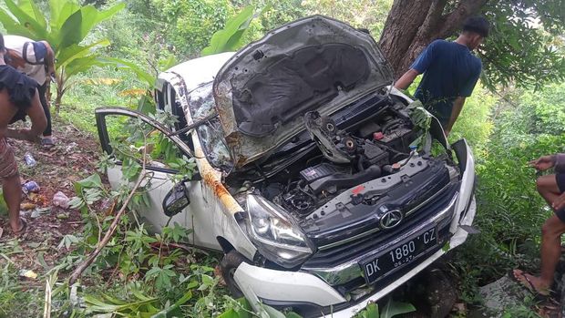 Mobil bule rusia yang jatuh ke jurang sedalam 25 meter di Desa Tigawasa, Kabupaten Buleleng, Bali, Senin (16/1/2023).
