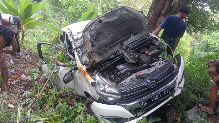 Mobil bule rusia yang jatuh ke jurang sedalam 25 meter di Desa Tigawasa, Kabupaten Buleleng, Bali, Senin (16/1/2023).