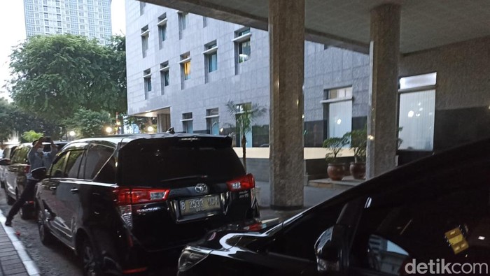 Mobil Tim KPK yang Terparkir di Halaman DPRD DKI
