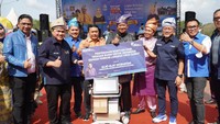 Meski cuaca tengah terik, sama sekali tak menyurutkan semangat warga Langkat menyaksikan Pasha Ungu, Uya Kuya, dan Eko Patrio ‘menggoyang’ panggung pesta rakyat Langkat.