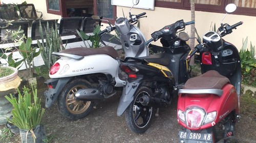 Tiga unit sepeda motor pelaku perjudian adu penalti yang diamankan petugas.