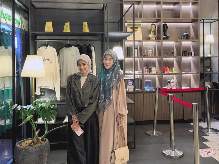 Nadya Mustika dan Larissa Chou di salah satu postingan di Instagram.