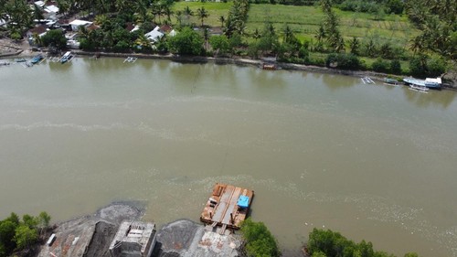 Ombudsman NTB memperingatkan Pemkab Lombok Barta terkait proyek pembangunan jembatan gantung di Desa Lembar Selatan.