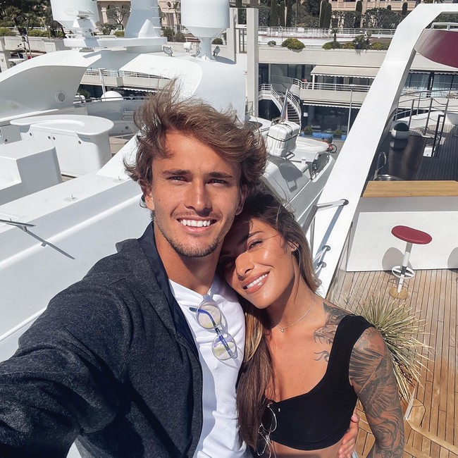 Sophia Thomolla, Pacar Alexander ZverevPetenis Jerman Alexander Zverev berpacaran dengan Sophia Thomolla yang lebih tua delapan tahun. Sophia sebelumnya pernah berkencan dengan atlet lain yakni kiper Liverpool, Loris Karius.Foto: Instagram