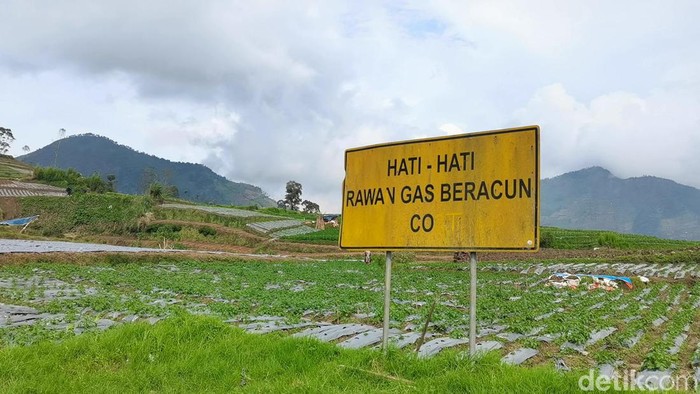 Papan peringatan gas beracun di area Kawah Timbang. Foto diambil Selasa (17/1/2023).