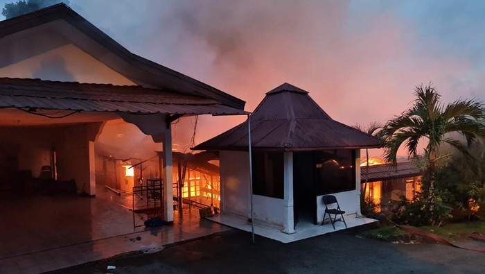 Rumah dinas Kapolda Papua Irjen Mathius D Fakhiri kebakaran subuh tadi. Diduga api pertama kali muncul dari dalam kamar Irjen Mathius Fakhiri.